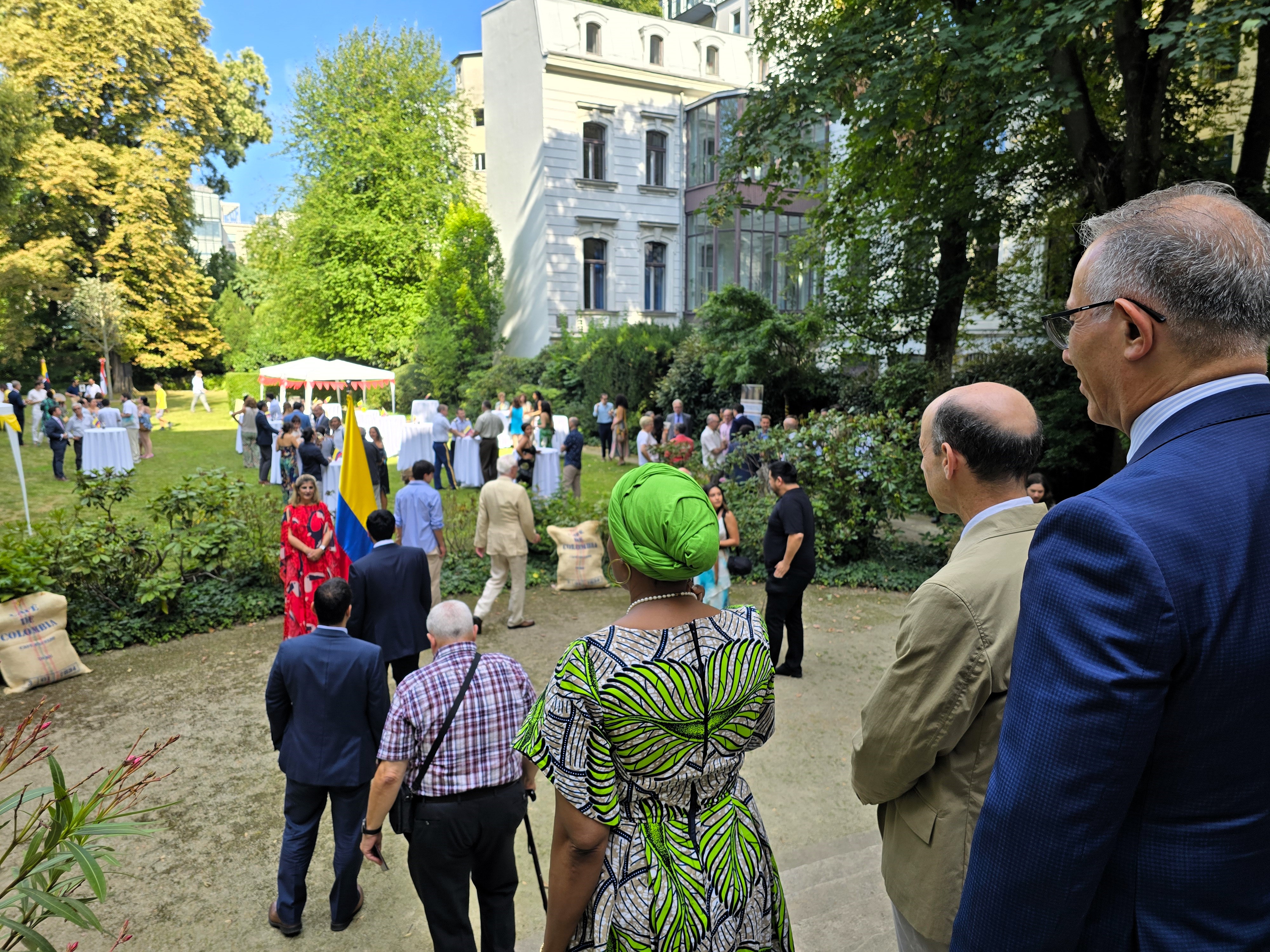 Embajada en Austria celebró el Día Nacional de Colombia en los jardines de la residencia