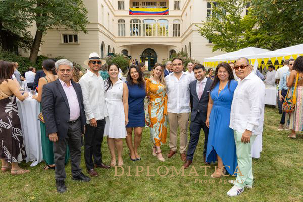 Embajada en Austria celebró el Día Nacional de Colombia en los jardines de la residencia